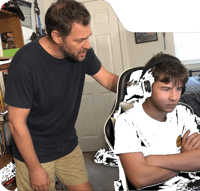 Un padre regañando a su hijo delante de la computadora